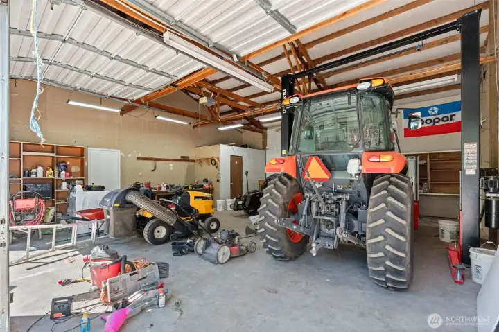 Shop with 2 post lift