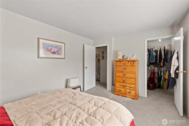Nice sized bedroom w/ walk-in closet
