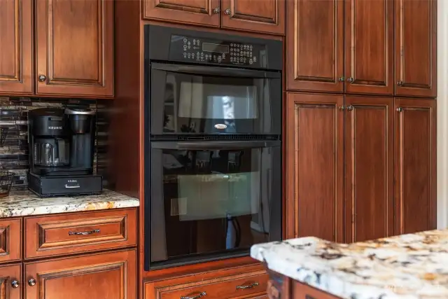 Double Oven & tons of storage