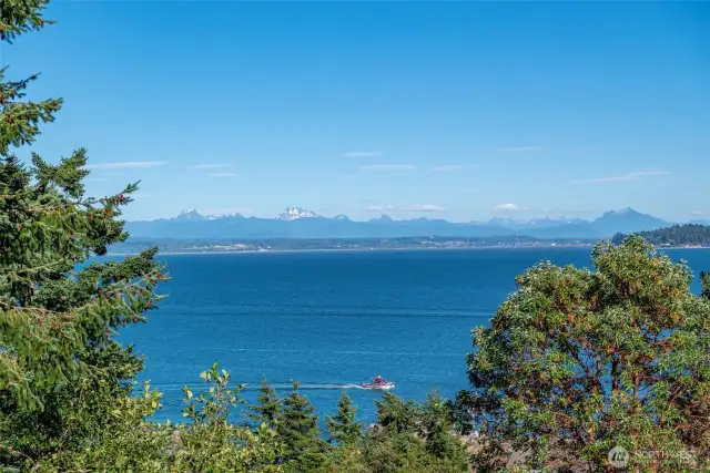Come view this fantastic view home in wonderful Mariner's Cove, Whidbey Island's premier boating community!