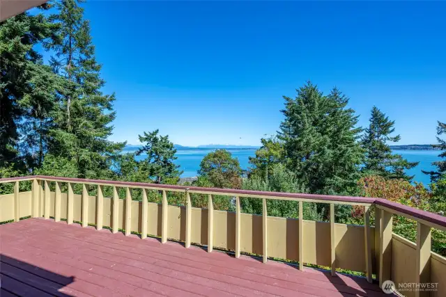Enjoy entertaining on the expansive back deck offering views of the Cascade Mountain range & Saratoga Passage.