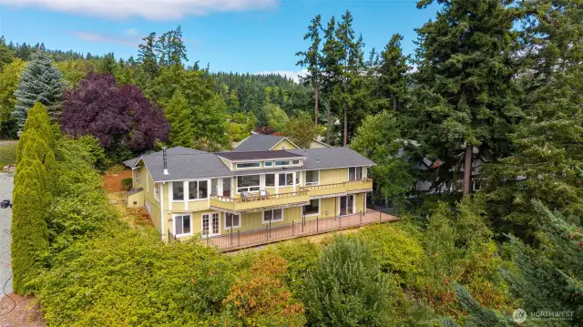 Greenery surround the home providing lots of privacy!