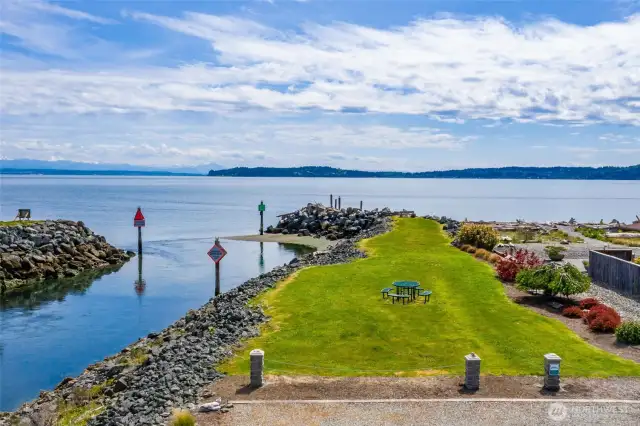 Enjoy beach combing, picnicking, playing, clamming & crabbing at Mariner's Cove community parks and beaches!
