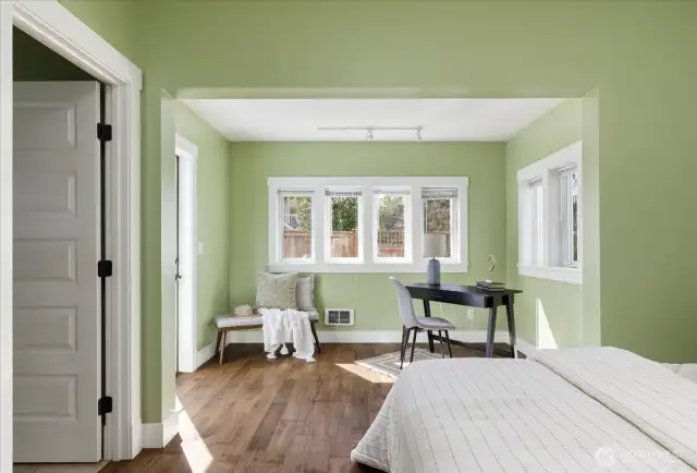 Plenty of light and an optional space for an office or reading area.