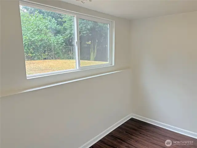 Flexible lower-level room—potential small 4th sleeping area (non-conforming; buyer to verify) or creative studio—updated finishes in Renton’s Cascade neighborhood 98058.