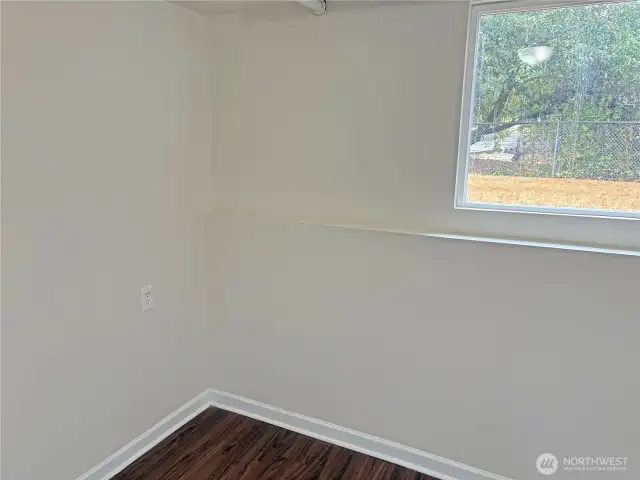 Flexible lower-level room—potential small 4th sleeping area (non-conforming; buyer to verify) or creative studio—updated finishes in Renton’s Cascade neighborhood 98058.