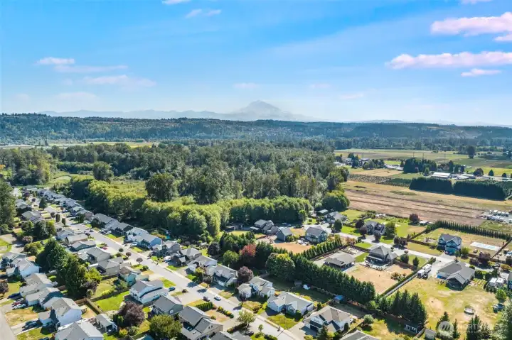 Easy access to the freeway and local restaurants and shopping!