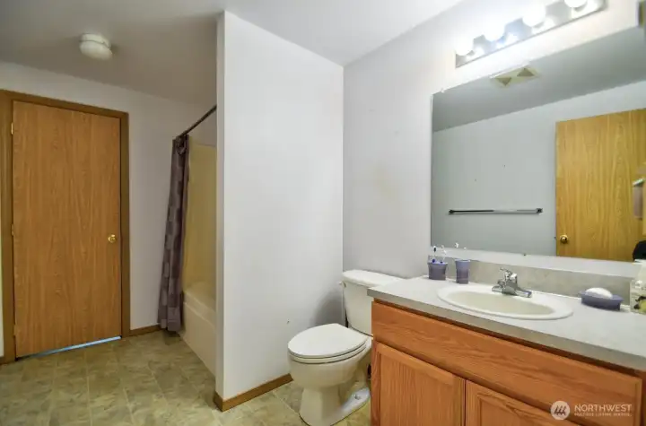 Main bathroom with bathtub/shower