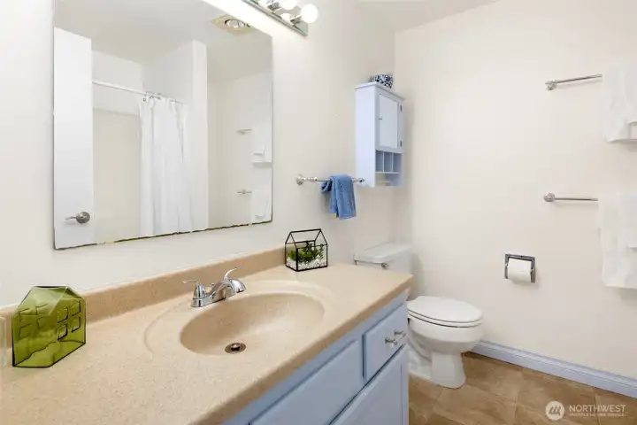 Upper level full bath.