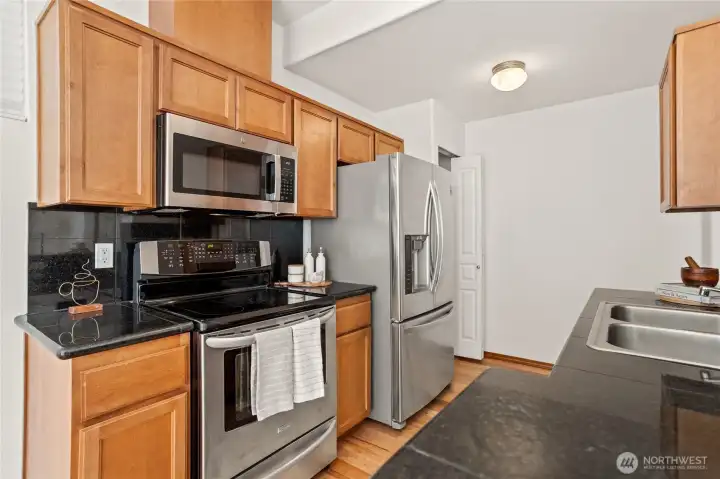 Granite countertops, SS appliances