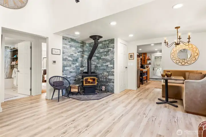 Full Bath with fresh tile and fixtures!
