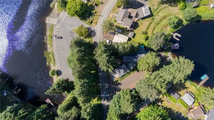Ideally located between 2 parts of the lake.