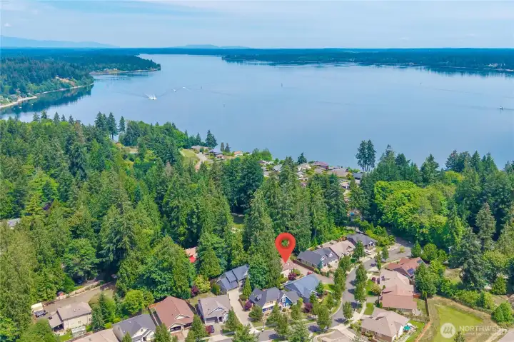 What a fabulous location! Close to town and close to nature - just a few minutes to Burri Park, West Bay Park, Yauger Park, Grass Lake Nature Preserve, McLane Off Leash Dog Park, the Olympia Country & Golf Club and so much more.