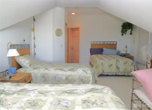 THE QUARTERS HAS VAULTED CEILINGS AND ENOUGH SLEEPING AREA FOR SEVERAL GUESTS AT A TIME!