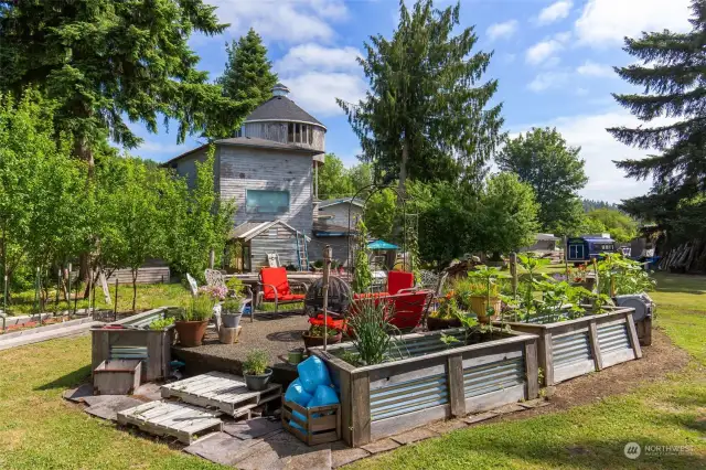 Nice sitting / garden area to relax and enjoy friends and family!