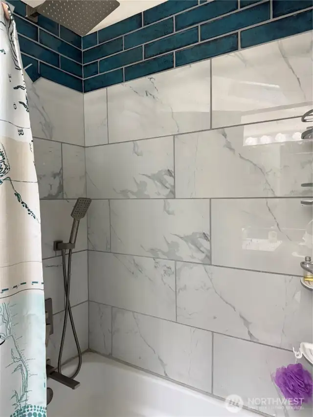 upstairs bathroom between the 2 bedrooms