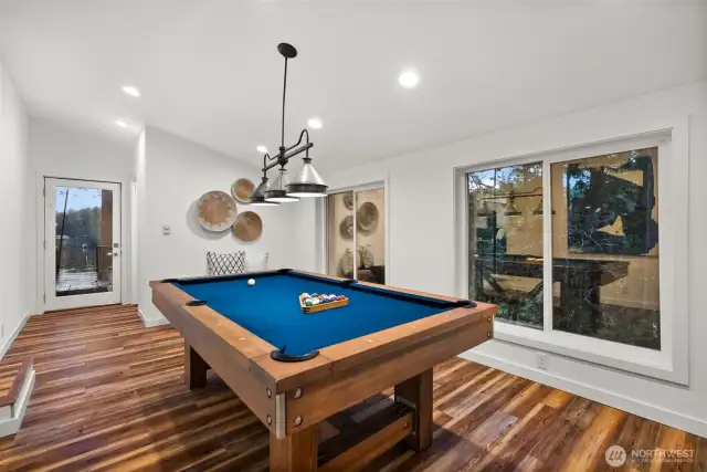 Bonus room with 1/2 bath