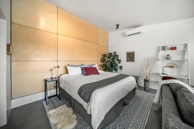 Office/flex space w/kitchenette & 3/4 bath
