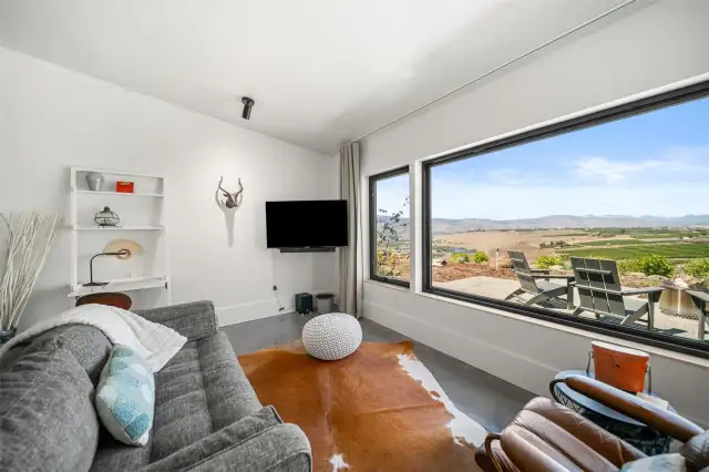 Office/flex space w/kitchenette & 3/4 bath