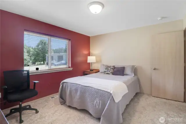 office space/ 2nd bedroom