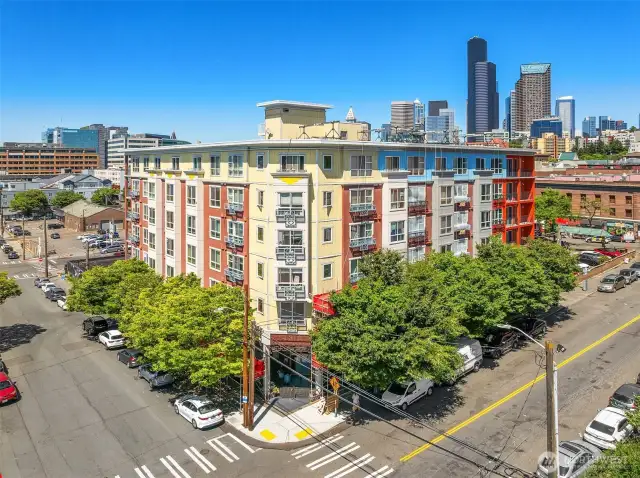Just minutes to downtown Seattle near major buslines and King Street Station