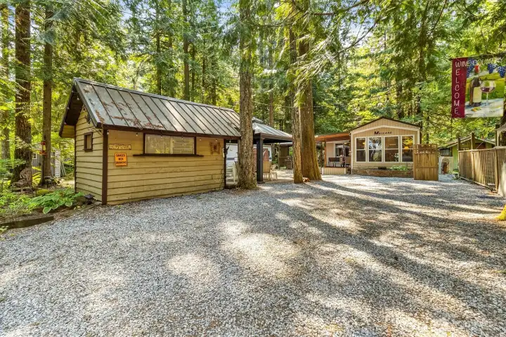 Spacious parking and privacy.