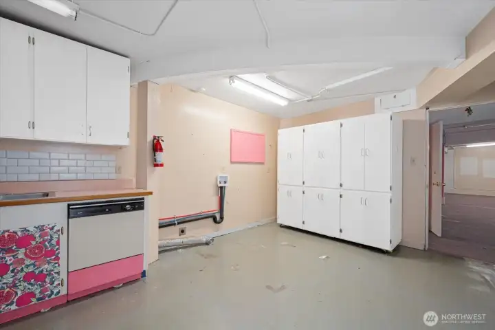 Full kitchen in lower level with washer and dryer hook ups.