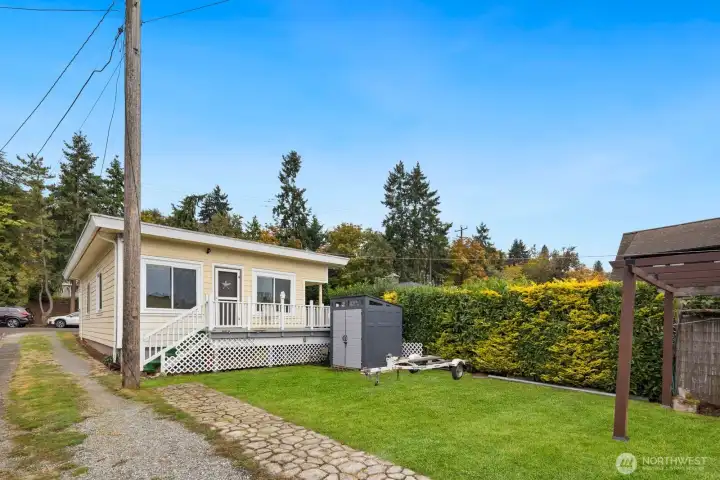 Attached back deck w/lake views