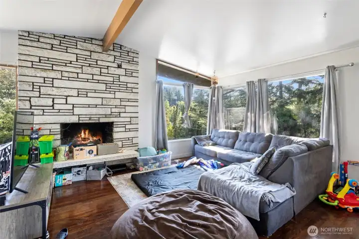 Light & airy living room and grand fireplace