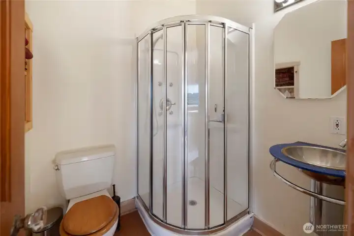 The guesthouse bath.