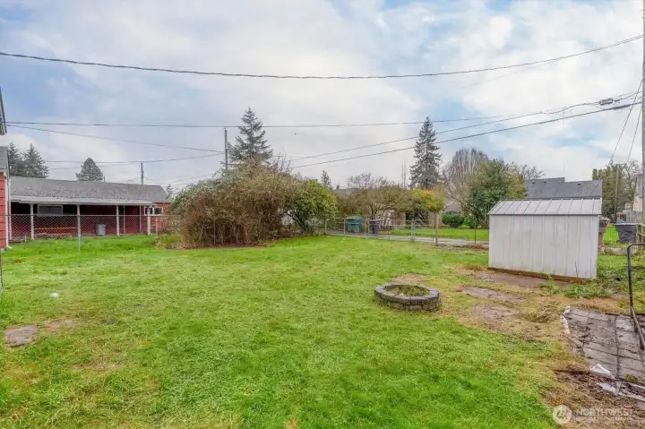 Fully fenced yard to the shed and the alley