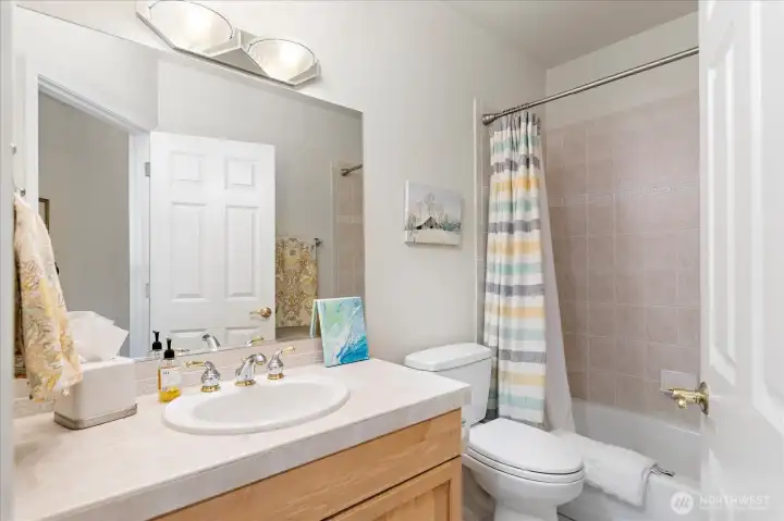 Second en suite bath.