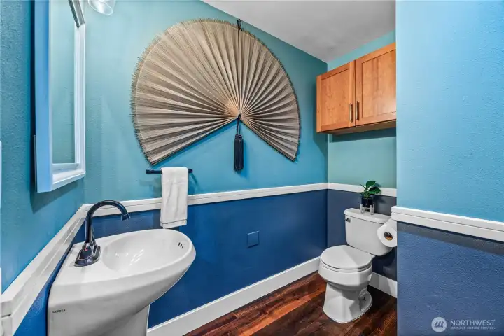 Main floor 1/2 bath