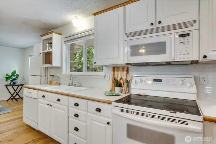 Ample counter space and abundant cabinetry make meal prep, serving, and storage refreshingly simple. Ample counter space and abundant cabinetry make meal prep, serving, and storage refreshingly simple.