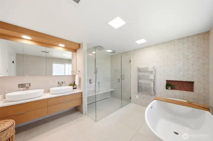 Luxurious spa-inspired 5-piece en-suite bath.