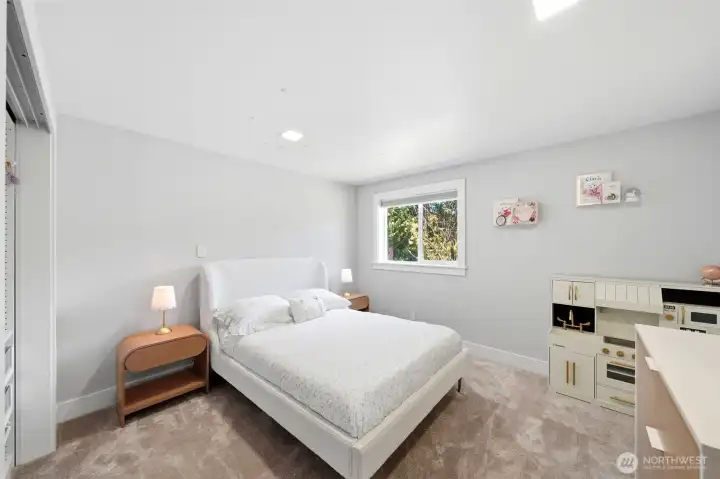 Secondary bedroom.