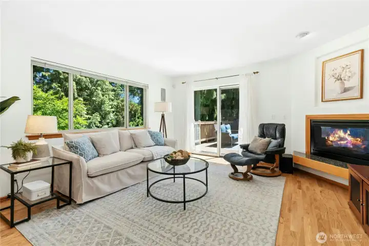 Tons of natural sunlight pours in from the entertainment deck. Tons of natural sunlight pours in from the entertainment deck.