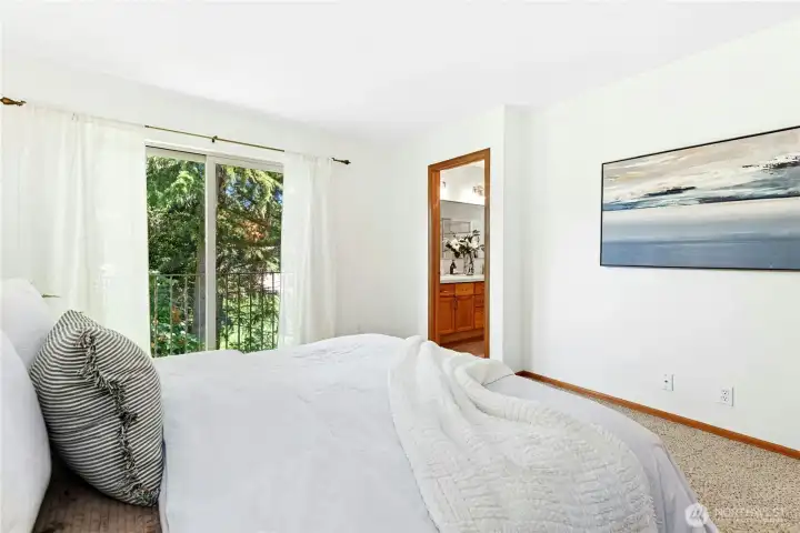 Looks out on beautiful private yard! Looks out on beautiful private yard!