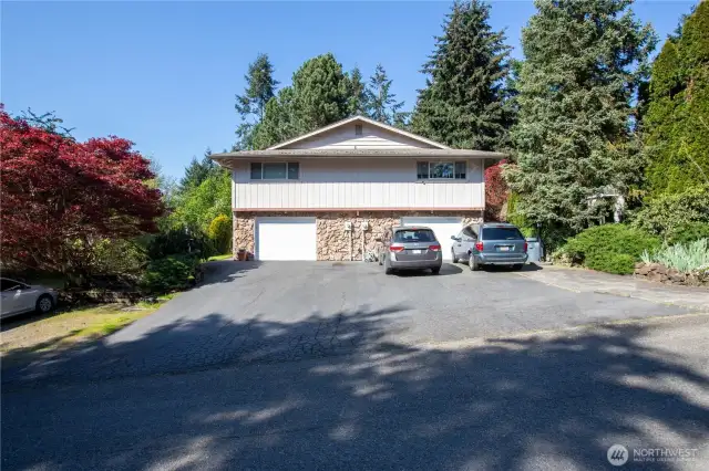 This duplex is located in the beautiful University Place. It is tucked away on Sunset Terrace West.