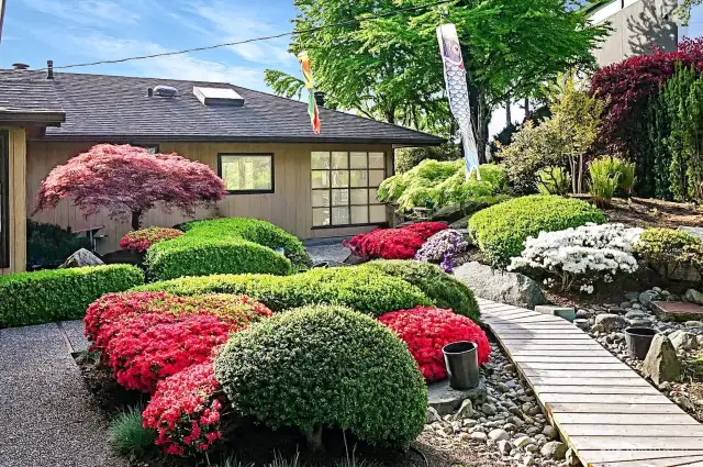 Enjoy the beautiful Japanese style garden and delightful pathway to your front door which is discreetly around the corner.