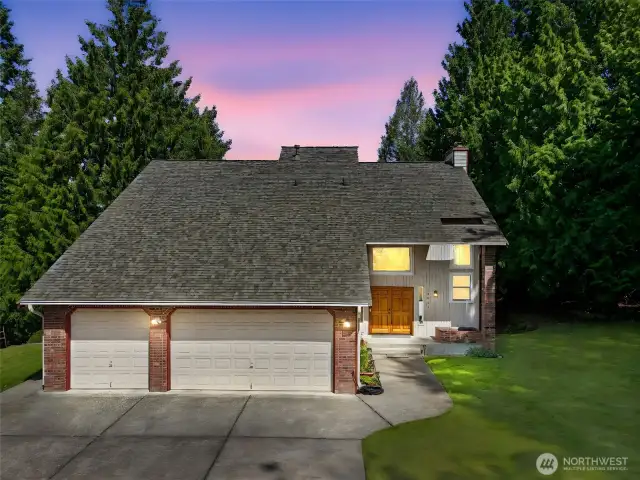 This home shines as a rare option for a very special way of life - it feels like you have escaped to the country and yet it is still so close to all the important things of our modern world