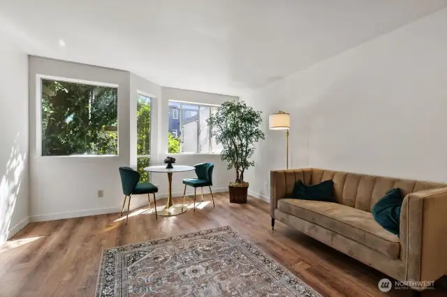 In classic PNW style, this condo’s expansive southern-exposure windows blend indoor comfort with the beauty of nature