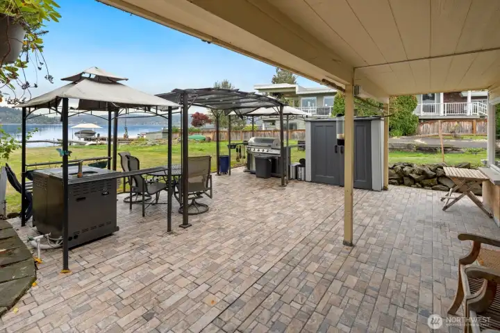 Patio w/included outdoor kitchen