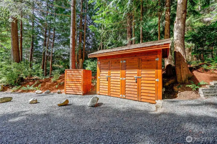 Plenty of storage! (structure to the left is storage for the propane tank - conveys with property)