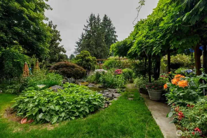 No fear! If the garden plantings seem overwhelming, the sellers' gardening friends will come and take them for replanting.