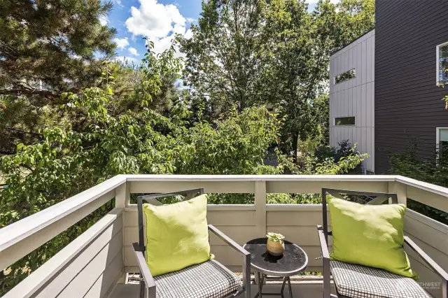 Private deck off the dining space, great indoor-outdoor options.