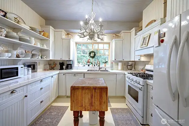 Cozy Kitchen w/ lots of storage