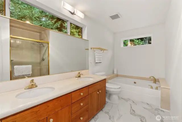Main Floor Guest Bath w/ New Floors!