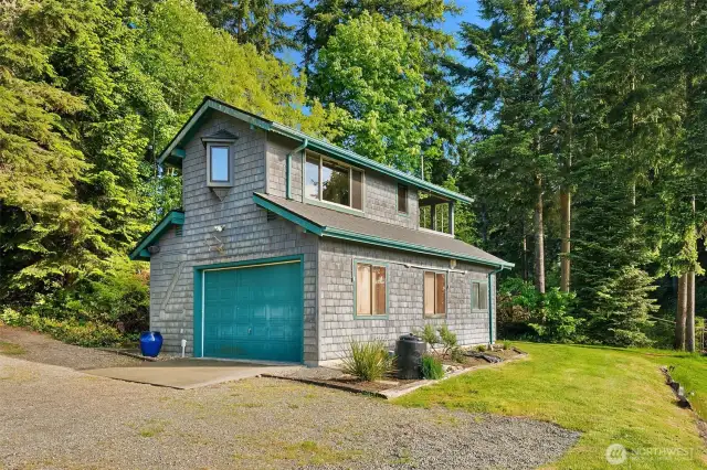 This is the "Z Haus" --  the one car garage with studio with kitchenette and 3/4 bath above. Former home of the owner's 240Z car.