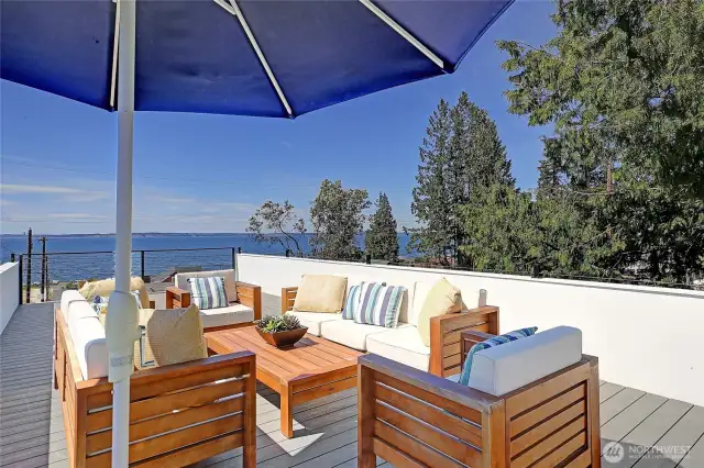 Rooftop deck, amazing water views.